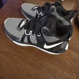 Nike LeBron Witness 7 (youth 6.5-womens 8)